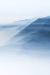 beautiful-shot-high-white-hilltops-mountains-covered-fog-compressed Revenir à soi, de nouveaux repères
