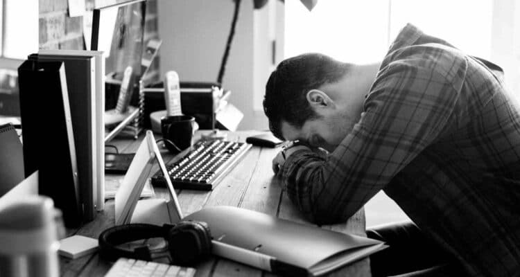 homme-fatigue-faisant-sieste-bureau-compressed Fatigue Stress Image re rawpixel sur Freepik