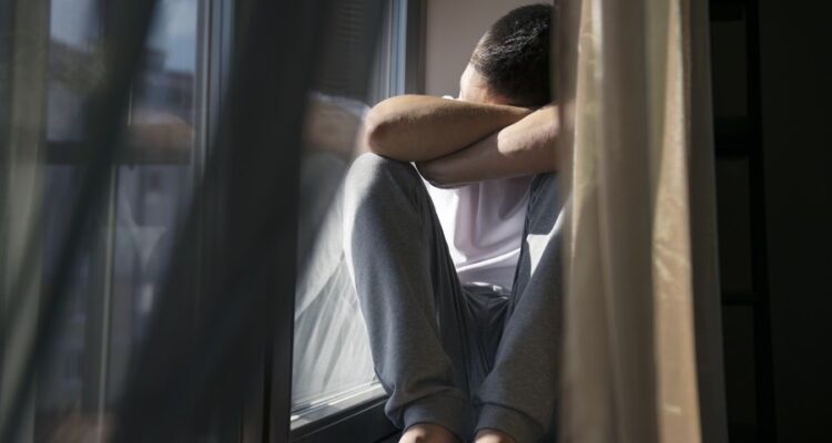 Freepik creative-portrait-man-with-curtains-shadows-from-window Repli sur soi, tristesse, sortir du trauma